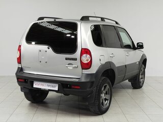 2017 Chevrolet Niva I Рестайлинг, серебристый, 841000 рублей, вид 5
