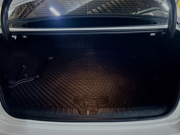 2019 Kia Optima IV Рестайлинг, белый, 2000000 рублей - вид 9