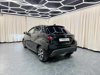 2020 Toyota Yaris IV, чёрный, 1229000 рублей, вид 4