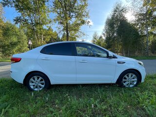 2017 Kia Rio III Рестайлинг, белый, 1060000 рублей, вид 4