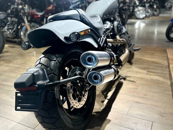 2024 Harley-Davidson Fat Bob, серый, 3450000 рублей - вид 3