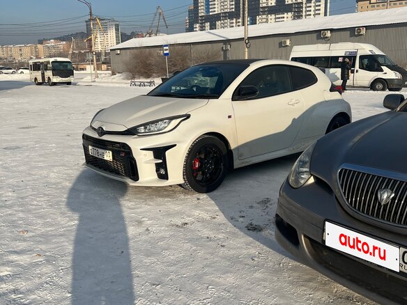 2021 Toyota Yaris IV, белый, 3200000 рублей - вид 4