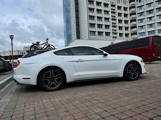 2019 Ford Mustang VI Рестайлинг, белый, 2200000 рублей, вид 3