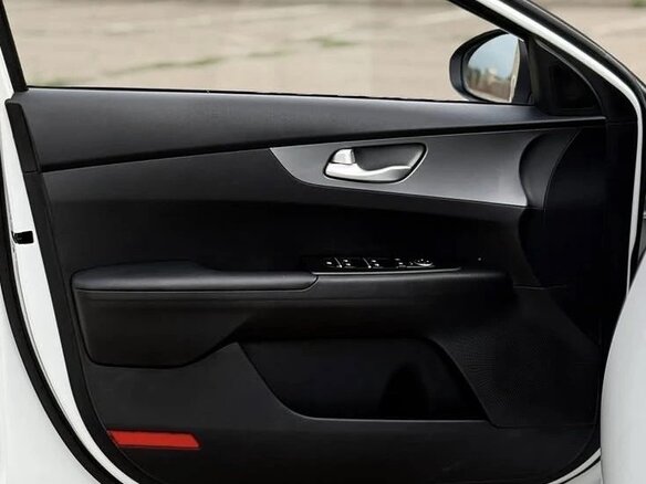2023 Kia K3 II (China Market) Рестайлинг, белый - вид 11