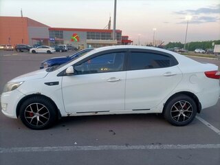 2013 Kia Rio 5-speed III, белый, 666000 рублей, вид 3
