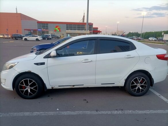 2013 Kia Rio 5-speed III, белый, 666000 рублей - вид 2