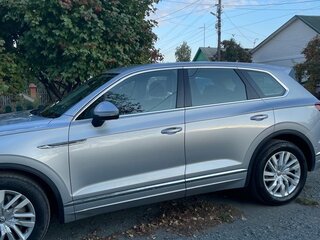 2019 Volkswagen Touareg III, серебристый, 4200000 рублей, вид 3