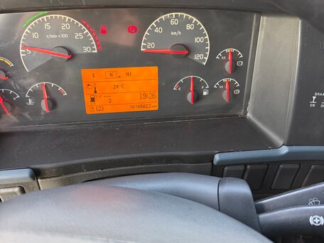 2008 Volvo FH, красный, 3150000 рублей, вид 1