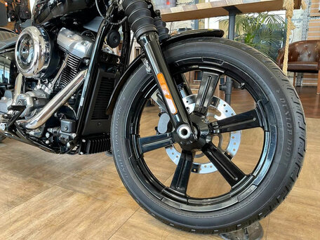 2025 Harley-Davidson Street Bob, чёрный, 2290000 рублей, вид 4