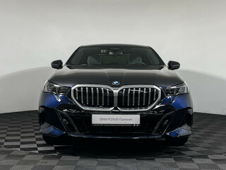 2026 BMW 5 серии 530i xDrive VIII (G60/G61/G68), синий, 9800000 рублей, вид 2