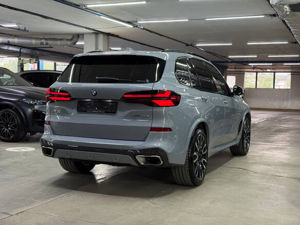 2025 BMW X5 30d IV (G05/G18) Рестайлинг, серый - вид 3