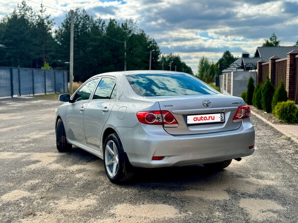 2011 Toyota Corolla X (E140, E150) Рестайлинг, серебристый - вид 4