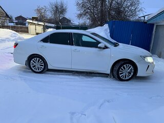 2015 Toyota Camry VII (XV50) Рестайлинг, белый, 1955000 рублей, вид 3