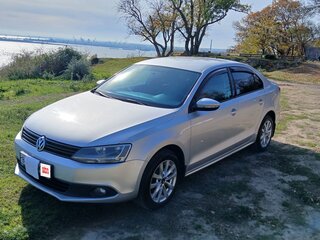 2013 Volkswagen Jetta VI, серебристый, 900000 рублей, вид 3