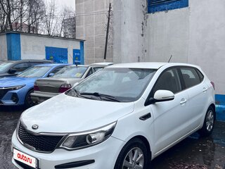 2015 Kia Rio III Рестайлинг, белый, 900000 рублей, вид 1
