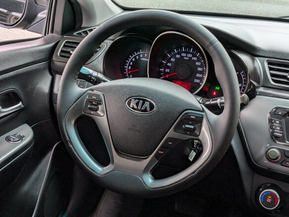 2016 Kia Rio III Рестайлинг, чёрный, 940000 рублей - вид 12