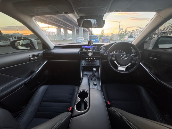 2018 Lexus IS 300h III Рестайлинг, белый, 2490000 рублей - вид 10