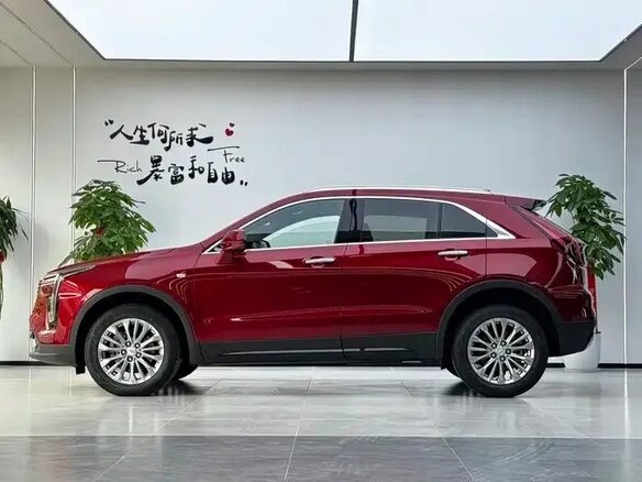 2025 Cadillac XT4 I Рестайлинг, красный - вид 2
