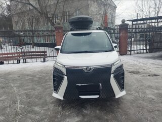 2018 Toyota Voxy III (R80) Рестайлинг, белый, 2229000 рублей, вид 4