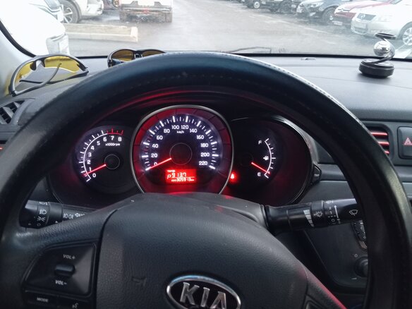2012 Kia Rio 4-speed III, белый, 700000 рублей - вид 3