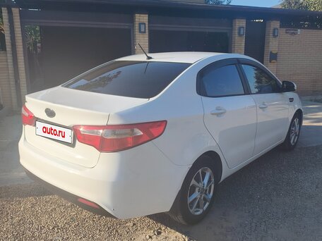 2012 Kia Rio 4-speed III, белый, 700000 рублей, вид 4