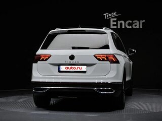 2022 Volkswagen Tiguan II Рестайлинг, белый, 2455560 рублей, вид 4
