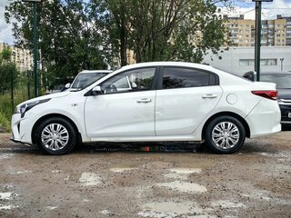 2021 Kia Rio IV Рестайлинг, белый, 1009000 рублей, вид 3