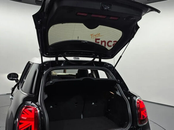 2022 Mini Hatch Cooper III (F55/F56) Рестайлинг 2, чёрный, 1850000 рублей - вид 20