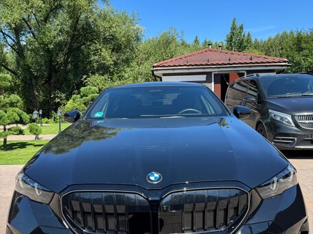 2025 BMW 5 серии 520d xDrive VIII (G60/G61/G68), чёрный, 8300000 рублей, вид 1