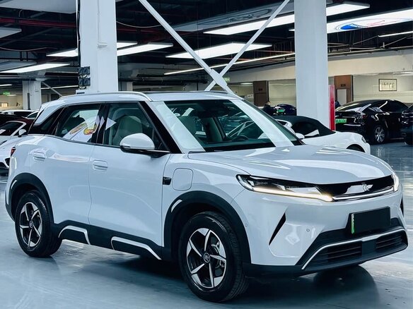 2025 BYD Yuan Up 45.12 kWh, серебристый, 1500700 рублей - вид 4