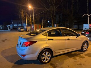 2013 Hyundai Solaris I, серебристый, 650000 рублей, вид 2