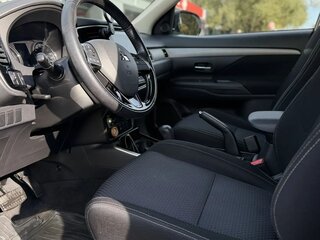 2018 Mitsubishi Outlander III Рестайлинг 2, белый, 1900000 рублей, вид 5