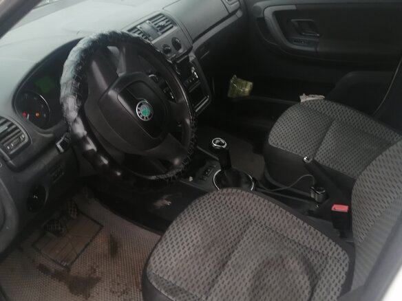 2012 Skoda Fabia II Рестайлинг, белый, 500000 рублей - вид 4