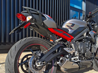 2020 Triumph Street Triple, серый, 800000 рублей, вид 4
