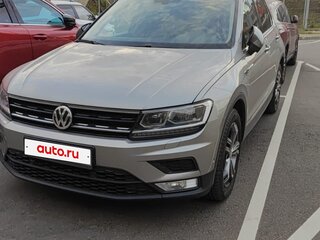 2017 Volkswagen Tiguan II, серебристый, 2300000 рублей, вид 1