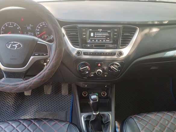 2017 Hyundai Solaris II, серый, 1060000 рублей - вид 5