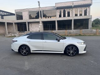2020 Toyota Camry VIII (XV70), белый, 2790000 рублей, вид 4