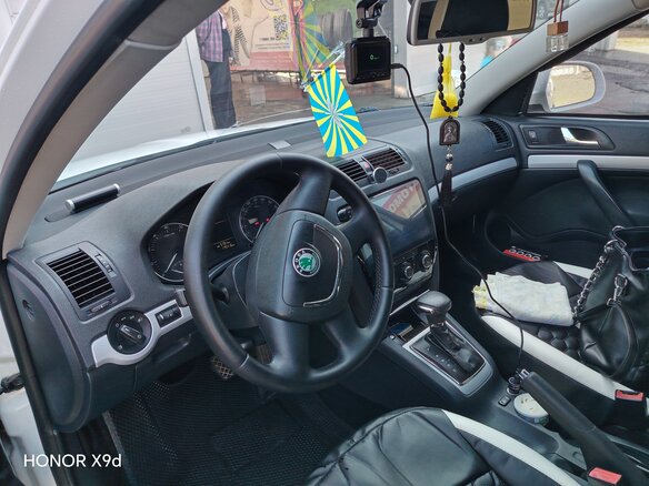 2011 Skoda Octavia II (A5) Рестайлинг, белый - вид 6