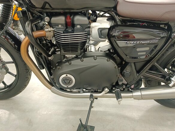 2023 Triumph Speed Twin, чёрный, 960000 рублей - вид 16