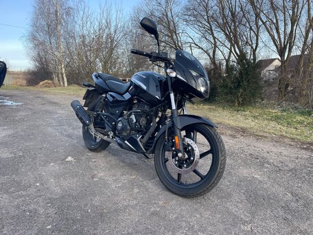 2023 Bajaj Pulsar 180, чёрный, 140000 рублей, вид 1