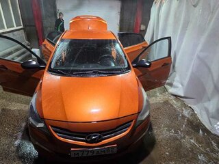 2015 Hyundai Solaris I Рестайлинг, оранжевый, 650000 рублей, вид 3