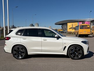 2020 BMW X5 40i IV (G05/G18), белый, 7150000 рублей, вид 5