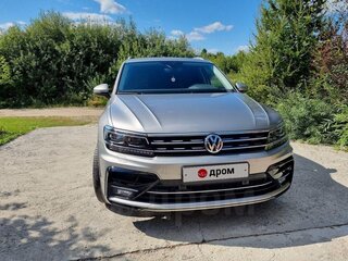 2019 Volkswagen Tiguan II, серебристый, 3850000 рублей, вид 3