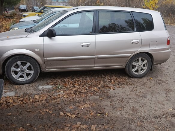 2004 Kia Carens I (RS) Рестайлинг, золотистый, 350000 рублей - вид 4