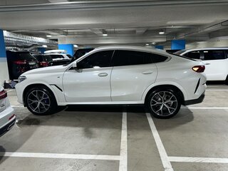 2021 BMW X6 40i III (G06), белый, 8990000 рублей, вид 3