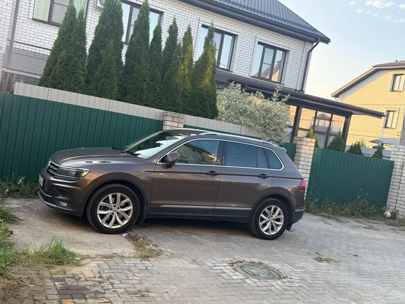 2018 Volkswagen Tiguan II, коричневый, 2350000 рублей - вид 4