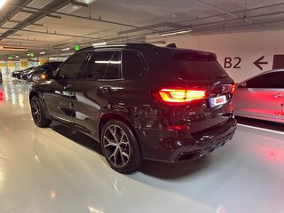 2022 BMW X5 M50i IV (G05/G18), чёрный, 12750800 рублей, вид 4