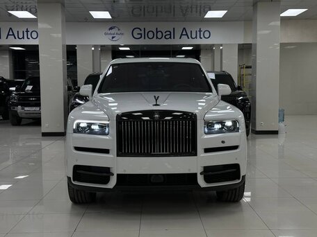 2023 Rolls-Royce Cullinan Black Badge I (Series I), белый, 43000000 рублей, вид 1