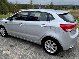 2015 Kia Rio III Рестайлинг, серебристый, 1200000 рублей, вид 4