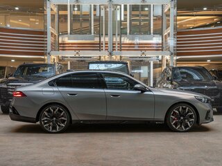 2026 BMW 5 серии 540d xDrive VIII (G60/G61/G68), серый, 14190000 рублей, вид 5